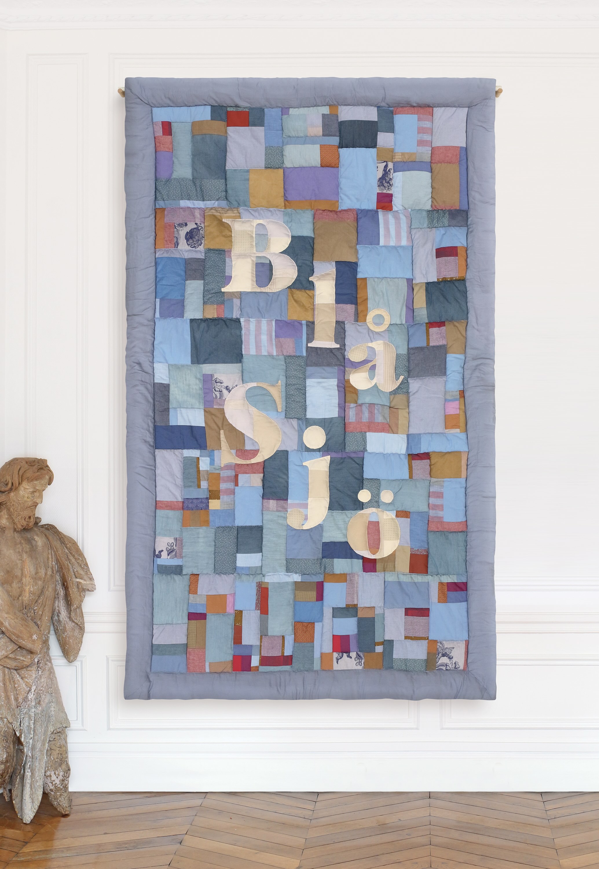 Tenture murale en patchwork bleu et mauve avec lettres blanches, art textile contemporain