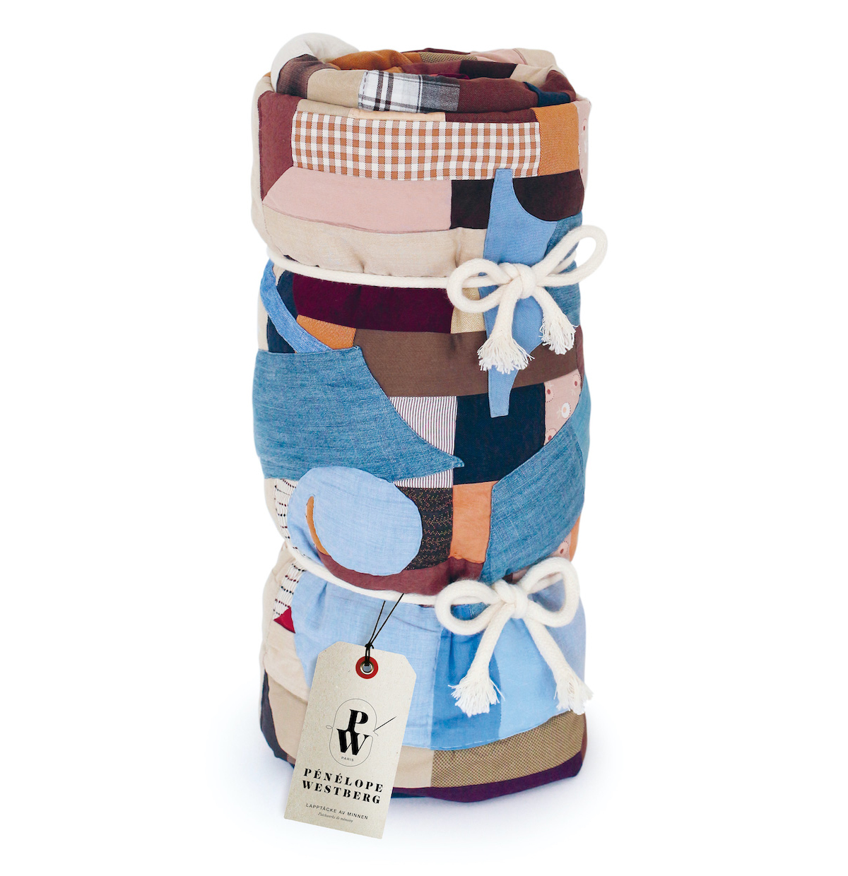 Patchwork textile marron et bleu prêt à être livré avec étiquette d’artiste
