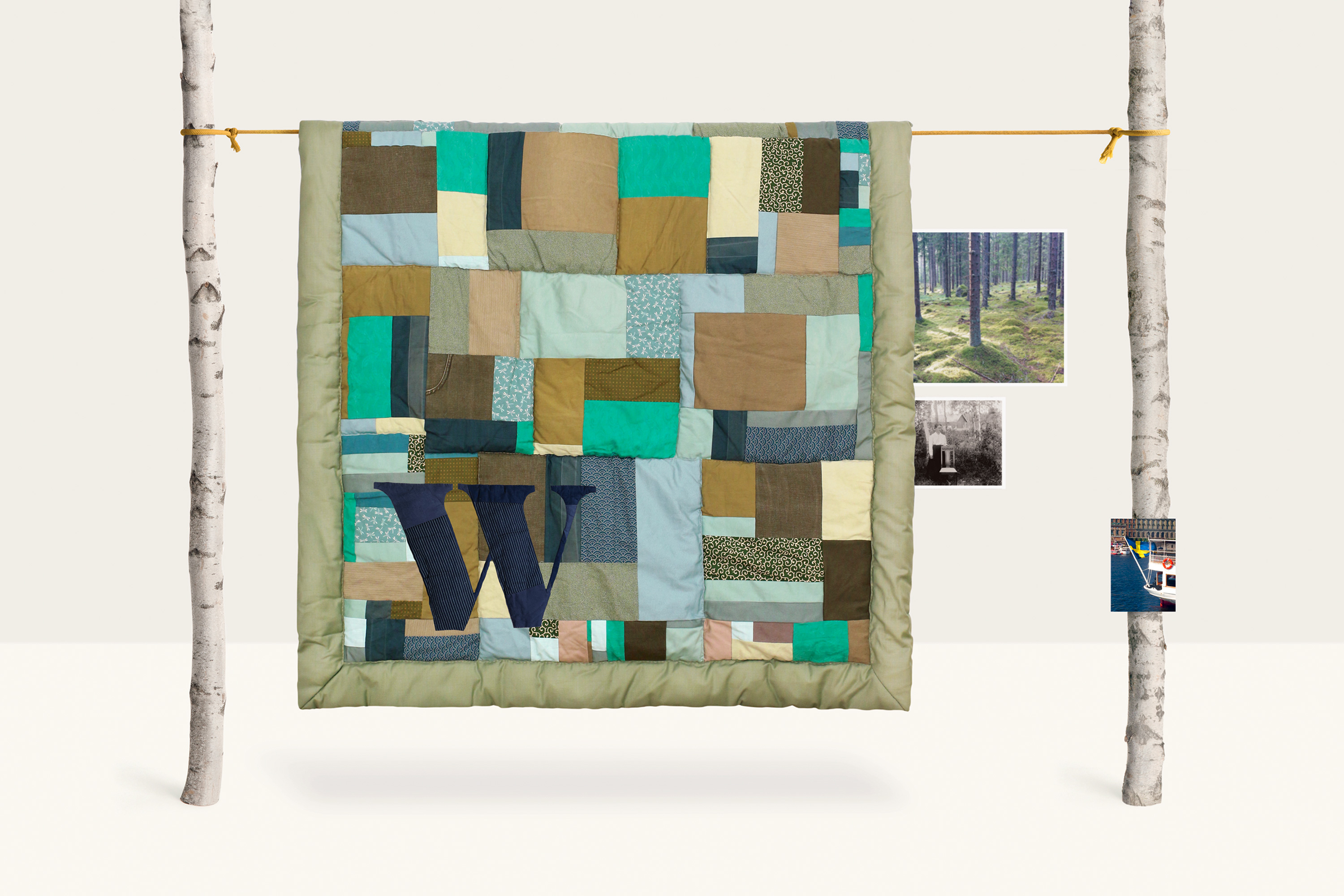 Tenture murale suspendue en patchwork aux tons verts et bruns sur fond beige, set design Pénélope Westberg